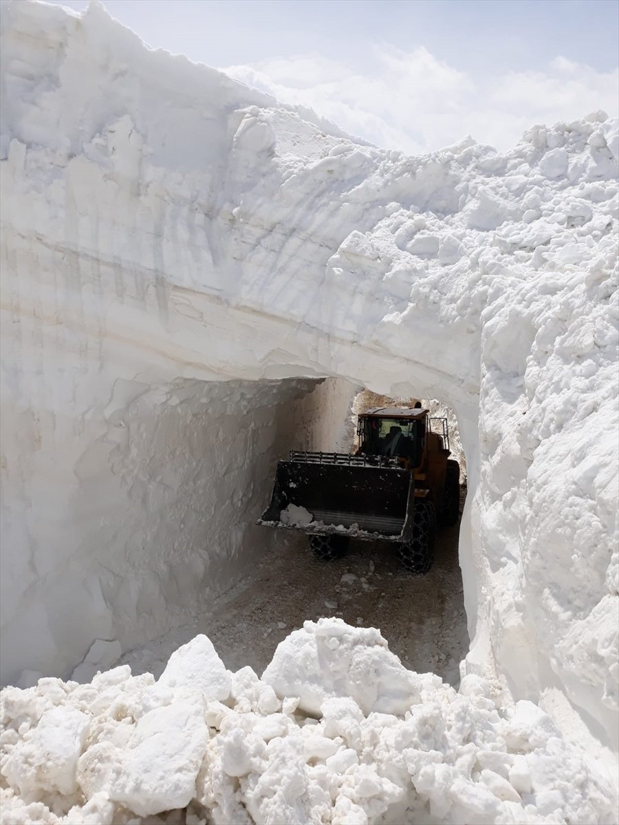 Şemdinli'de kardan tüneller açtılar
