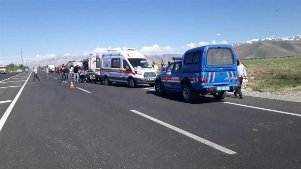 Van'da kamyon devrildi: 2 yaralı