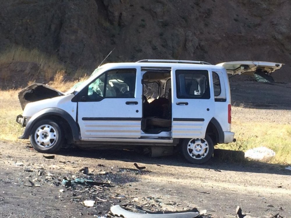 Ağrı'da otomobil ile kamyonet çarpıştı: 2 ölü, 1 yaralı