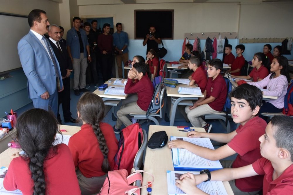 Vali İdris Akbıyık'tan okul ziyareti