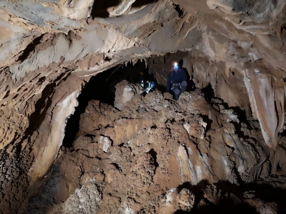 Hakkari'de dağcılar mağarada keşif yaptı