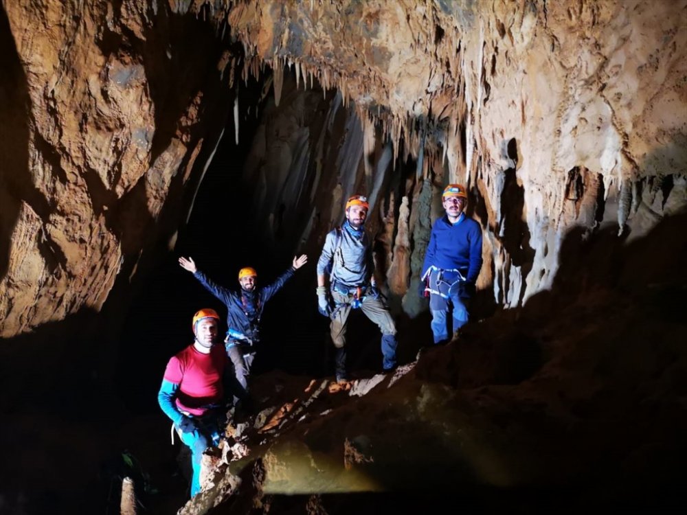 Hakkari'de dağcılar mağarada keşif yaptı