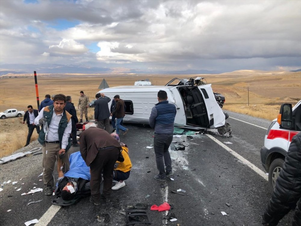 Van-Hakkari karayolunda kaza: 3 kişi öldü, 4 kişi yaralandı