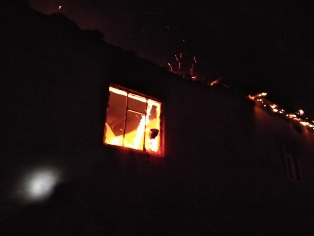 Van'da cinnet getiren kadın evini ateşe verdi