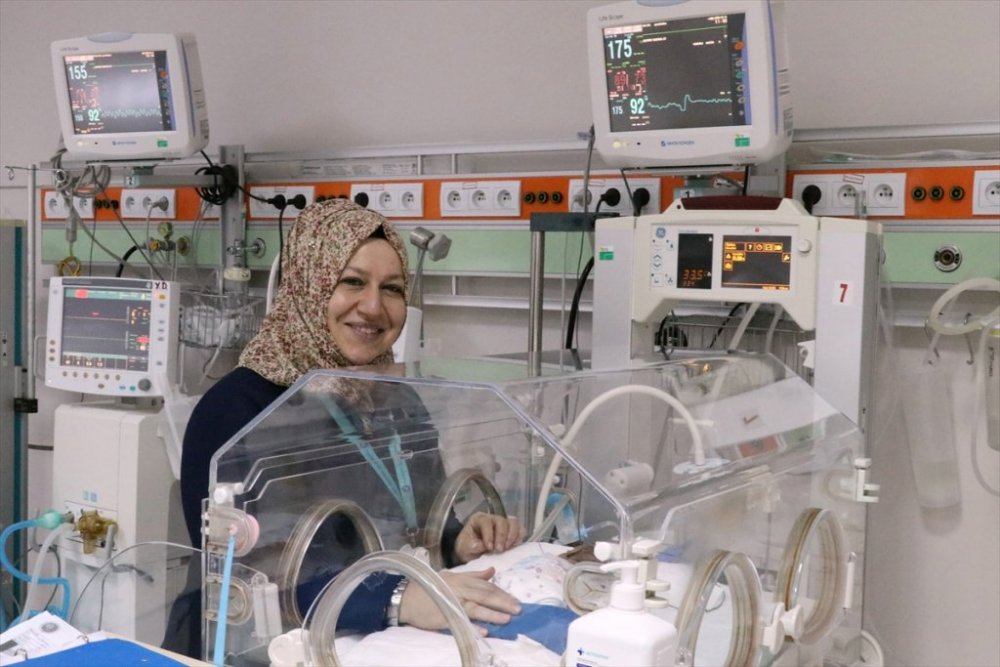 Bebeğini kaybettiği tıp merkezindeki "Parmak" bebeklere gönüllü annelik yapıyor