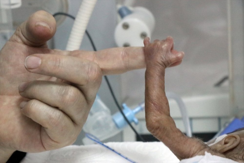 Bebeğini kaybettiği tıp merkezindeki "Parmak" bebeklere gönüllü annelik yapıyor