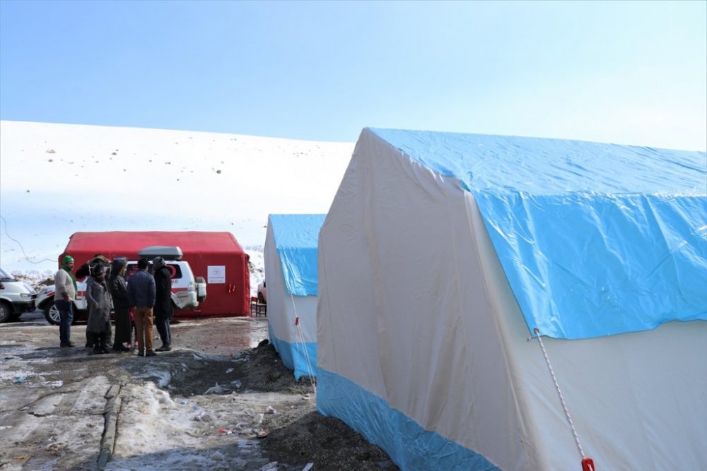 Deprem bölgesinde sahra hastanesi kuruldu