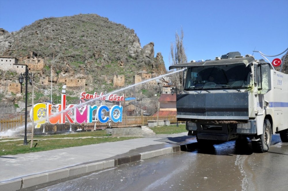 Çukurca'da caddeler köpüklü suyla yıkandı