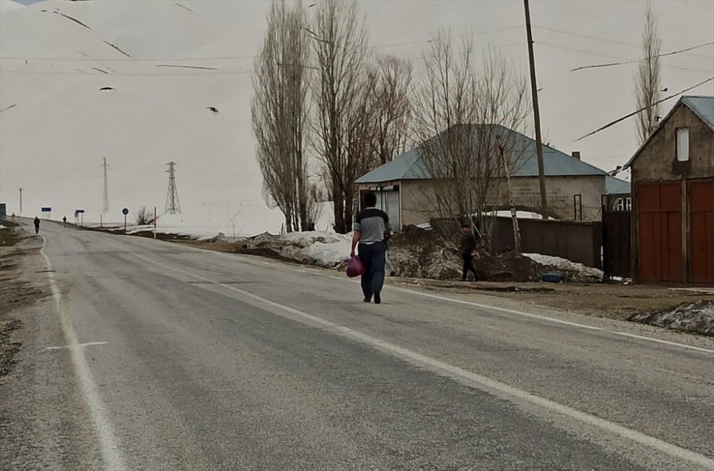 Yüksekova Karabey köyü sakinleri koronavirüse karşı 45 kurban kesip ihtiyaç sahiplerine dağıttılar