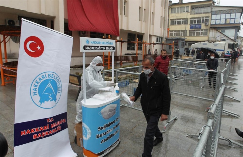 Hakkari'de ücretsiz maske dağıtımı yapıldı