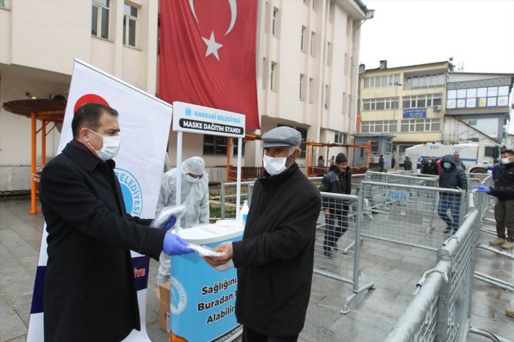 Hakkari'de ücretsiz maske dağıtımı yapıldı