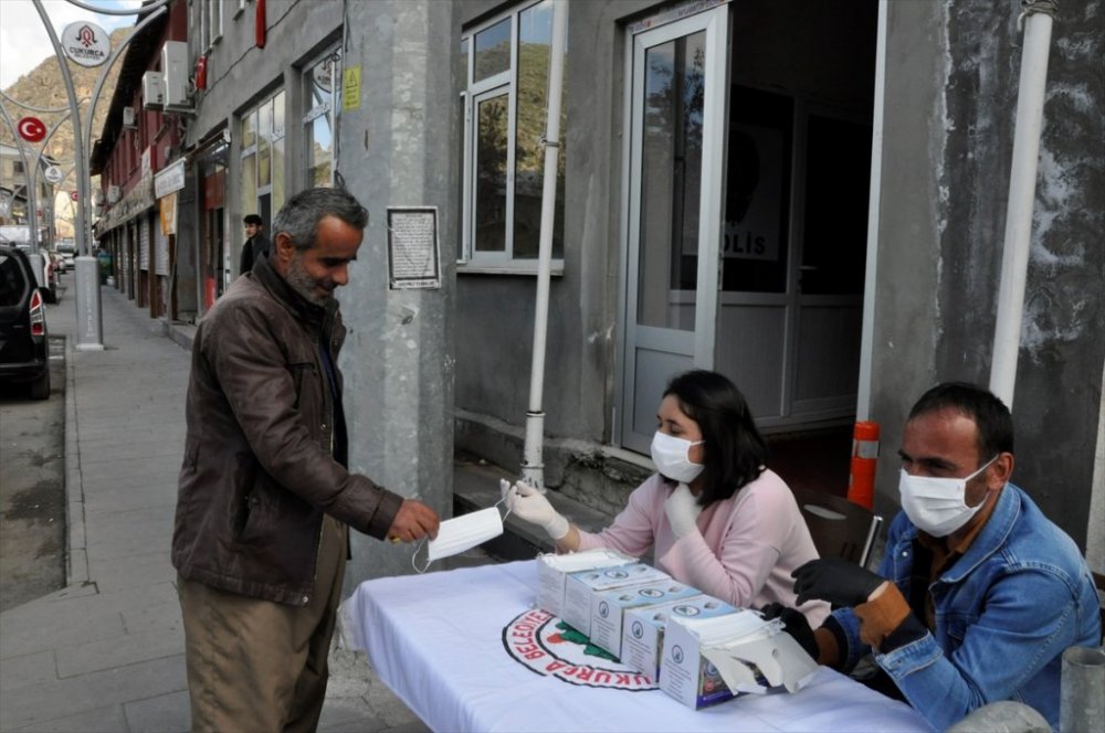 Çukurca'da vatandaşlara ücretsiz maske dağıtıldı