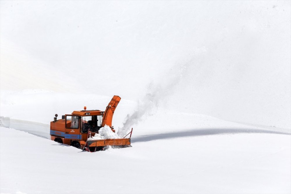 Çığ nedeniyle 42 kişinin hayatını kaybettiği Bahçesaray yolunda karla mücadele sürüyor