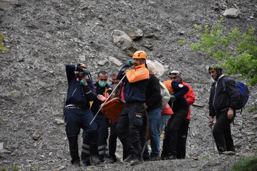 Pancar toplarken kayalıklarda mahsur kalan kişi 6 saatlik operasyonla kurtarıldı