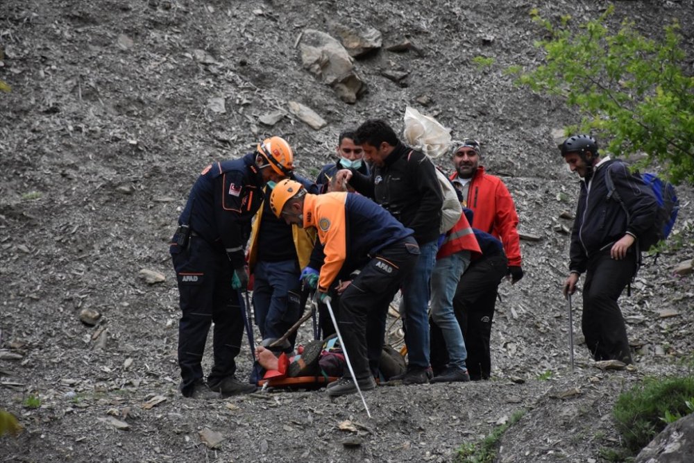 Pancar toplarken kayalıklarda mahsur kalan kişi 6 saatlik operasyonla kurtarıldı