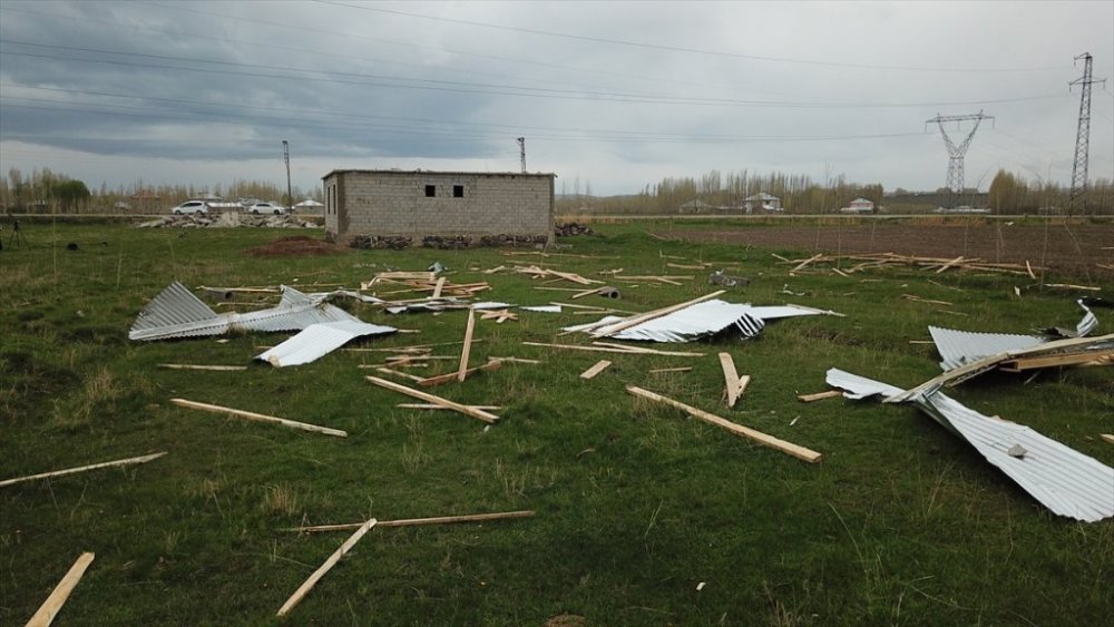 Van'da şiddetli rüzgar iki evin çatısını uçurdu
