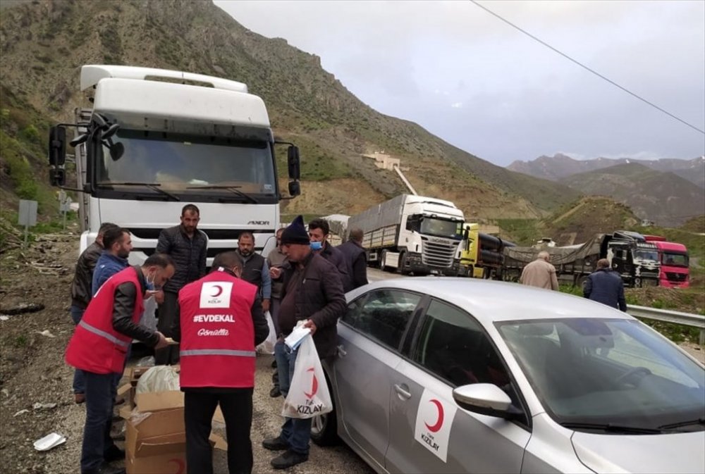 Heyelan nedeniyle yolda kalan şoförlere Türk Kızılaydan iftar