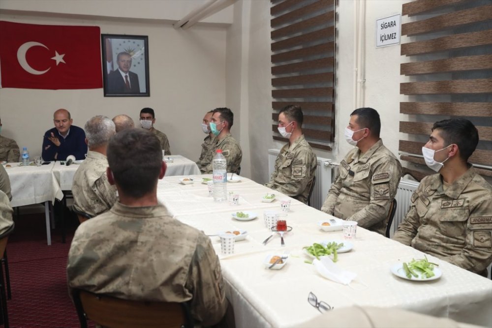 Bakan Soylu Yüksekova'da sınır birliklerini ziyaret etti