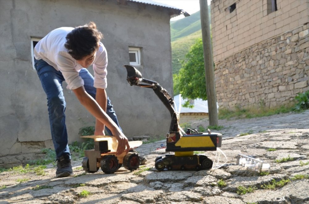 Yüksekovalı Şahin, hurda malzemelerden iş makinesi maketi yaptı