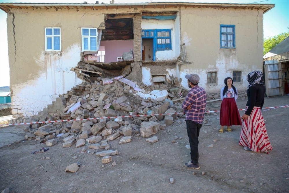 Van'da evleri hasar gören vatandaşlar deprem anını anlattı