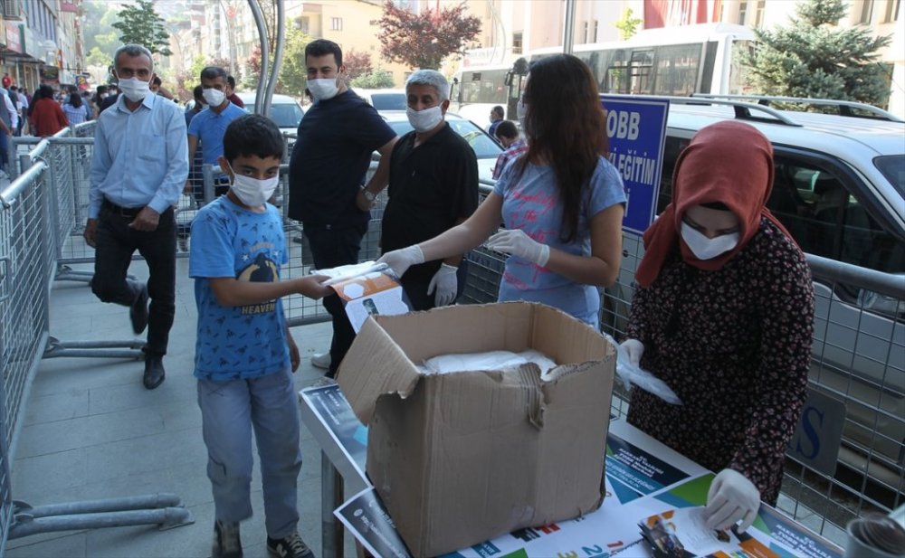 Hakkari'de ücretsiz maske dağıtıldı