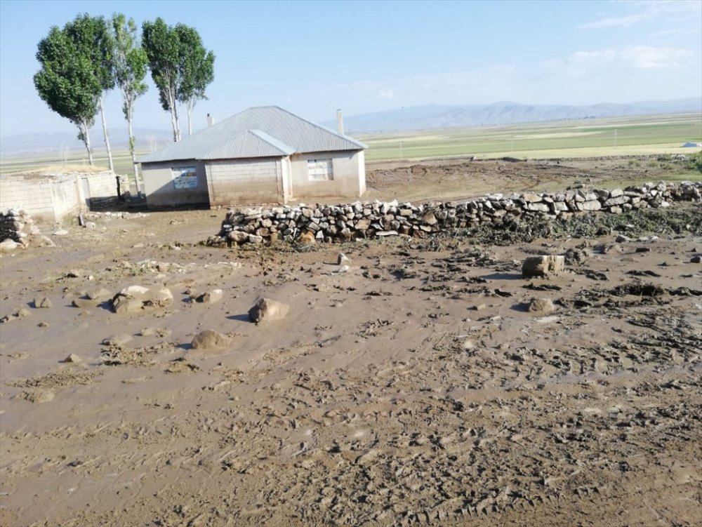 Çaldıran'da sel nedeniyle tarım arazileri hasar gördü