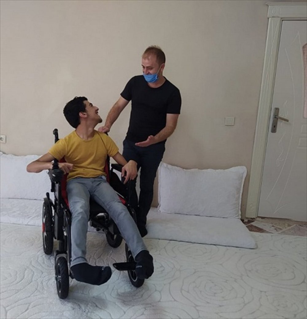 Yüksekova'da engelli çocuğa akülü tekerlekli sandalye yardımı