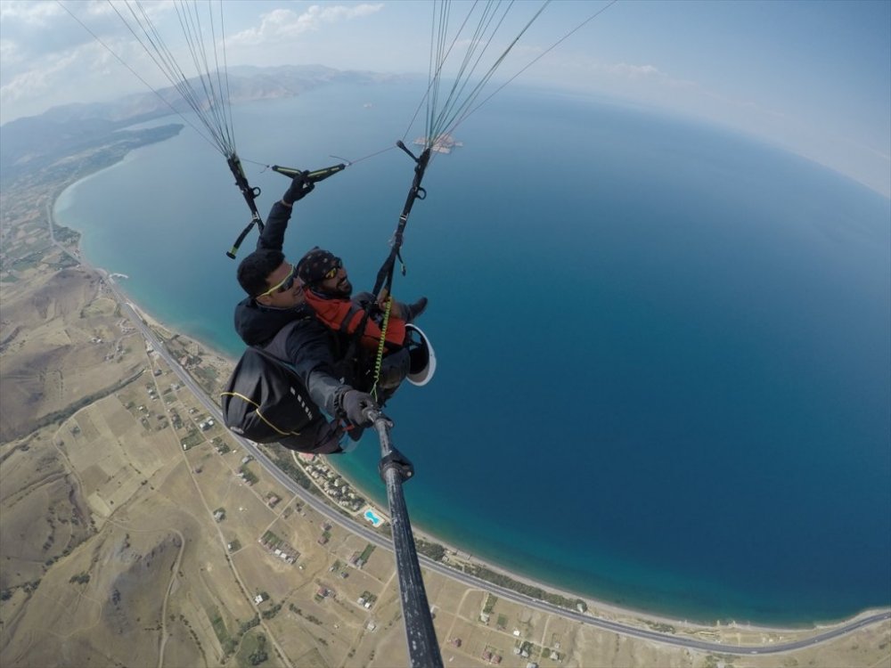 Artos Dağı'nda yamaç paraşütü keyfi