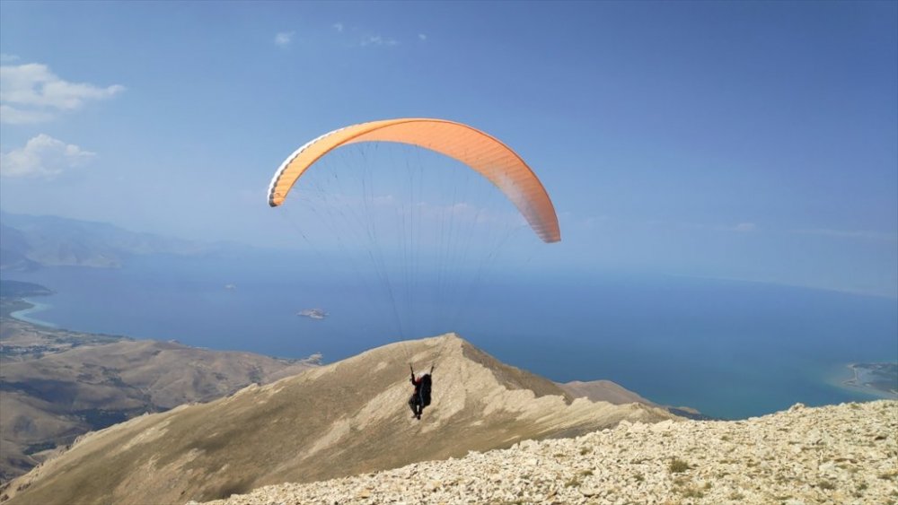 Artos Dağı'nda yamaç paraşütü keyfi