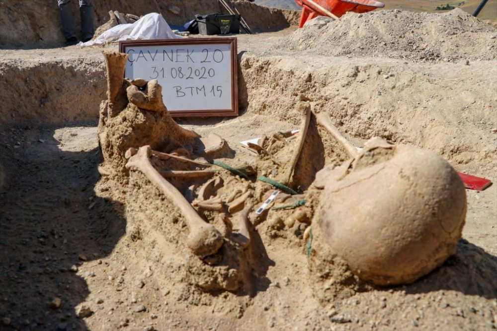 Van'da takılarıyla gömülmüş Urartulu kadın mezarı ortaya çıkarıldı