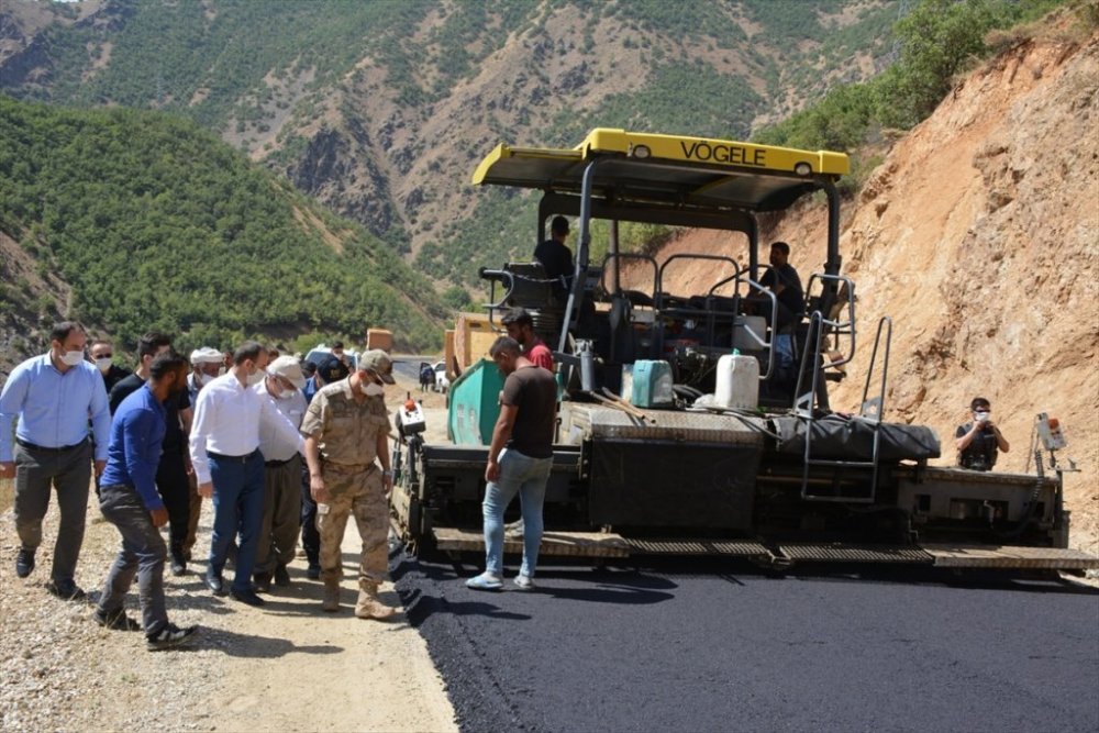 Şemdinli'de köy yollarında asfalt çalışması