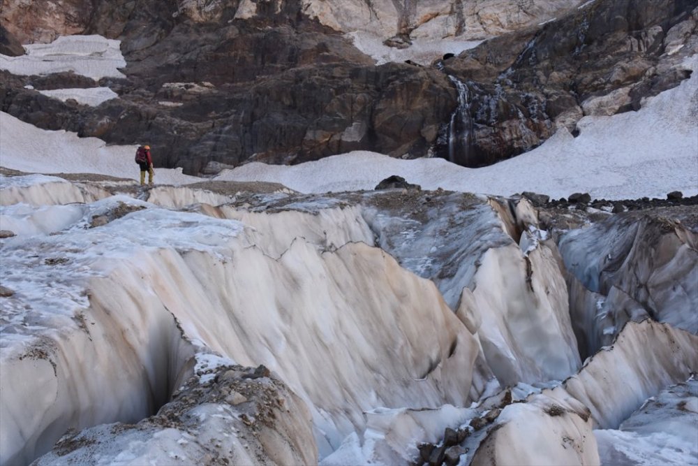 Cilo Dağlarındaki buzullar yabancı doğaseverleri ağırlıyor