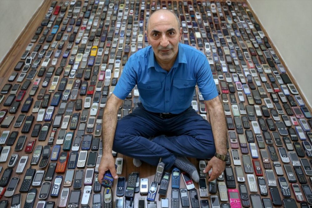 Yüksekovalı tamirci 20 yılda biriktirdiği bin cep telefonuna gözü gibi bakıyor