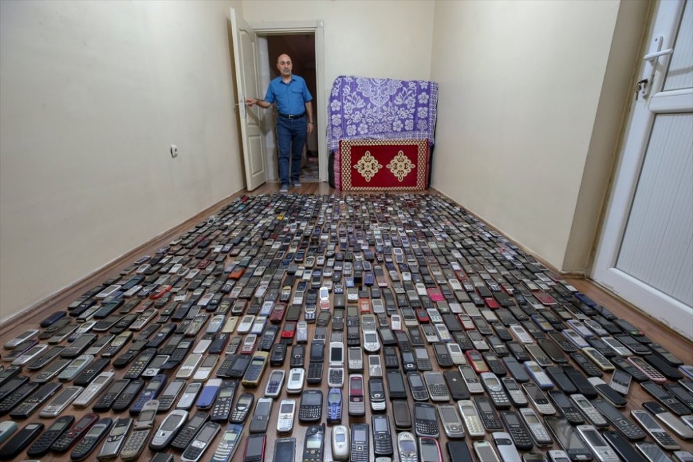 Yüksekovalı tamirci 20 yılda biriktirdiği bin cep telefonuna gözü gibi bakıyor