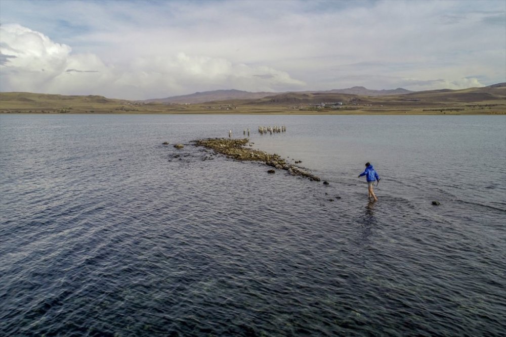 Van Gölü çekilince iskele kalıntısı ortaya çıktı
