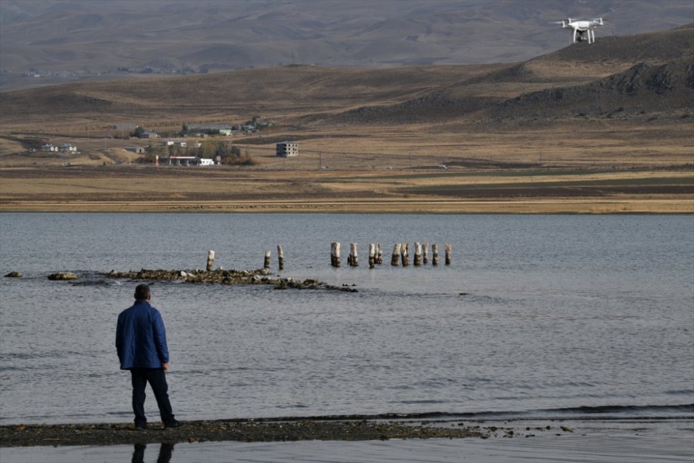 Van Gölü çekilince iskele kalıntısı ortaya çıktı