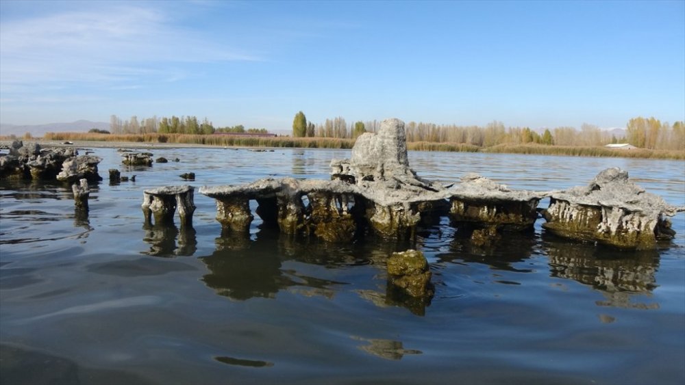 Van Gölü'nün çekilmesiyle su altında kalan mikrobiyalitler ve tarihi yapılar ortaya çıktı