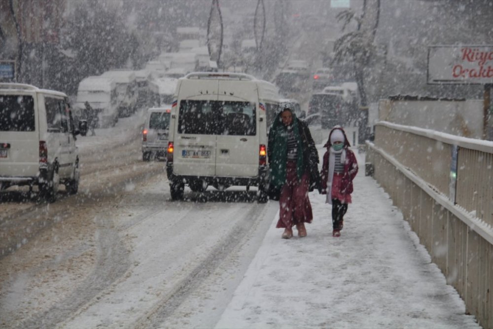 Şemdinli'de kar yağışı