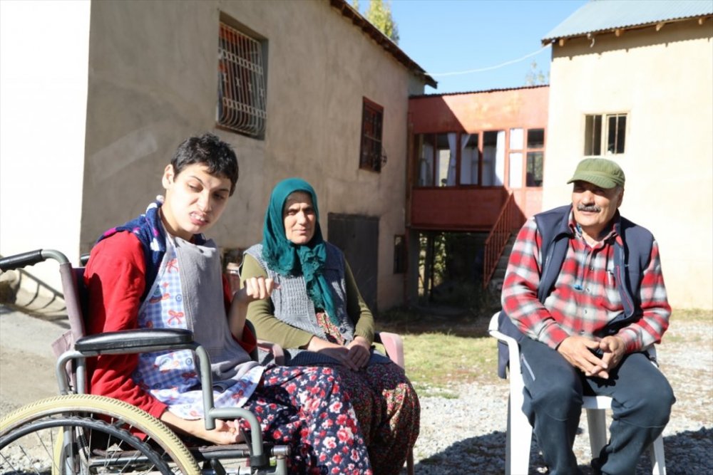 Fedakar anne baba hayatlarını engelli kızlarına adadı