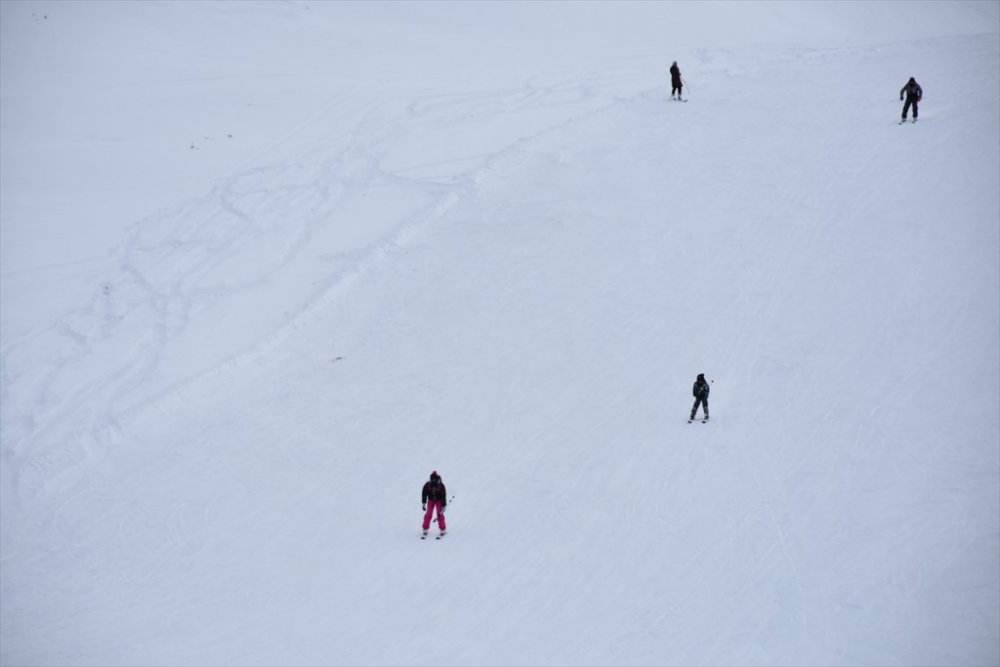 Hakkari'deki kayak merkezi kapılarını sporculara açtı