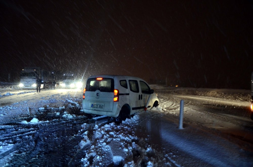 Bitlis'te kar yağışı ulaşımda aksamaya neden oldu