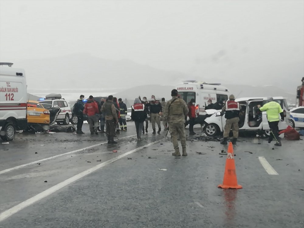 Van yolunda kaza 3 kişi yaşamını yitirdi