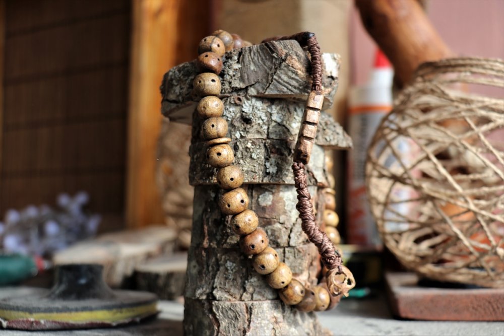 Vanlı genç, hobi olarak yaptığı ahşap oymacılığını kazanca dönüştürdü