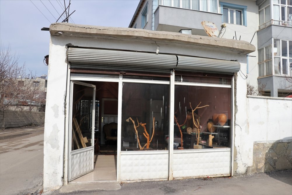 Vanlı genç, hobi olarak yaptığı ahşap oymacılığını kazanca dönüştürdü