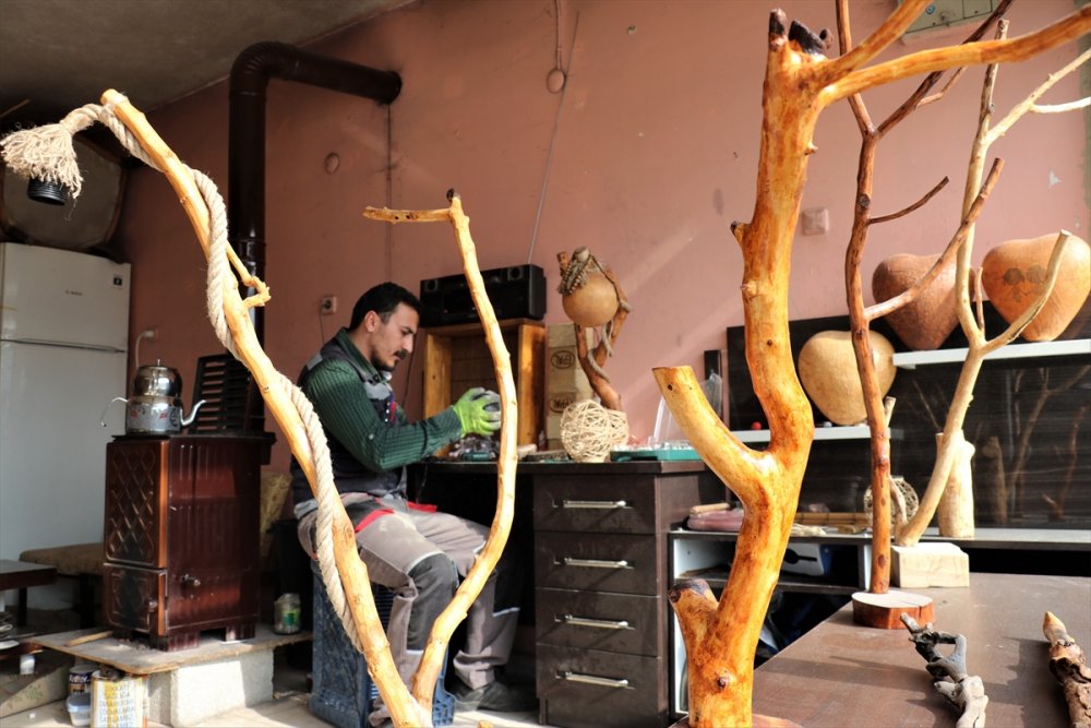 Vanlı genç, hobi olarak yaptığı ahşap oymacılığını kazanca dönüştürdü