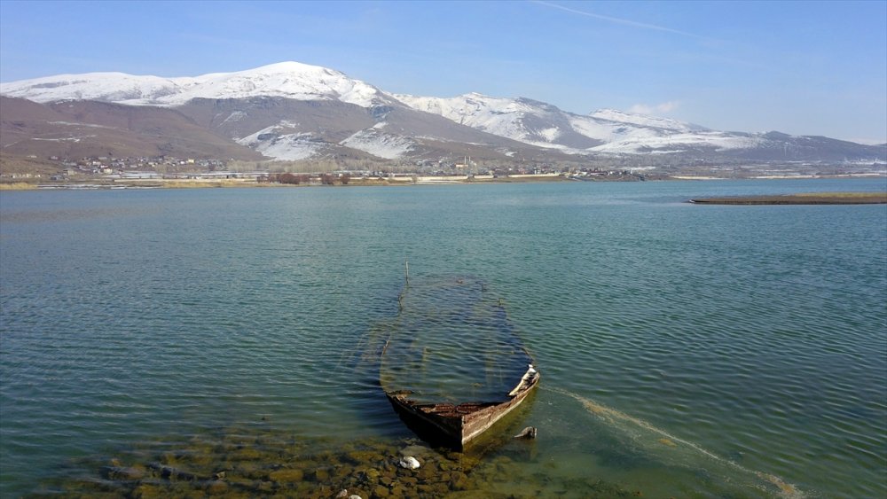 Van Gölü'nün çekilmesiyle batık gemi kalıntıları ortaya çıktı