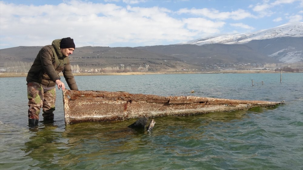 Van Gölü'nün çekilmesiyle batık gemi kalıntıları ortaya çıktı