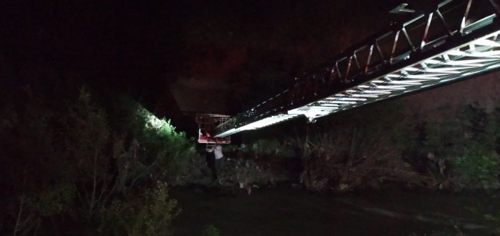 Şemdinli'de dere kenarında mahsur kalan 5 işçi kurtarıldı