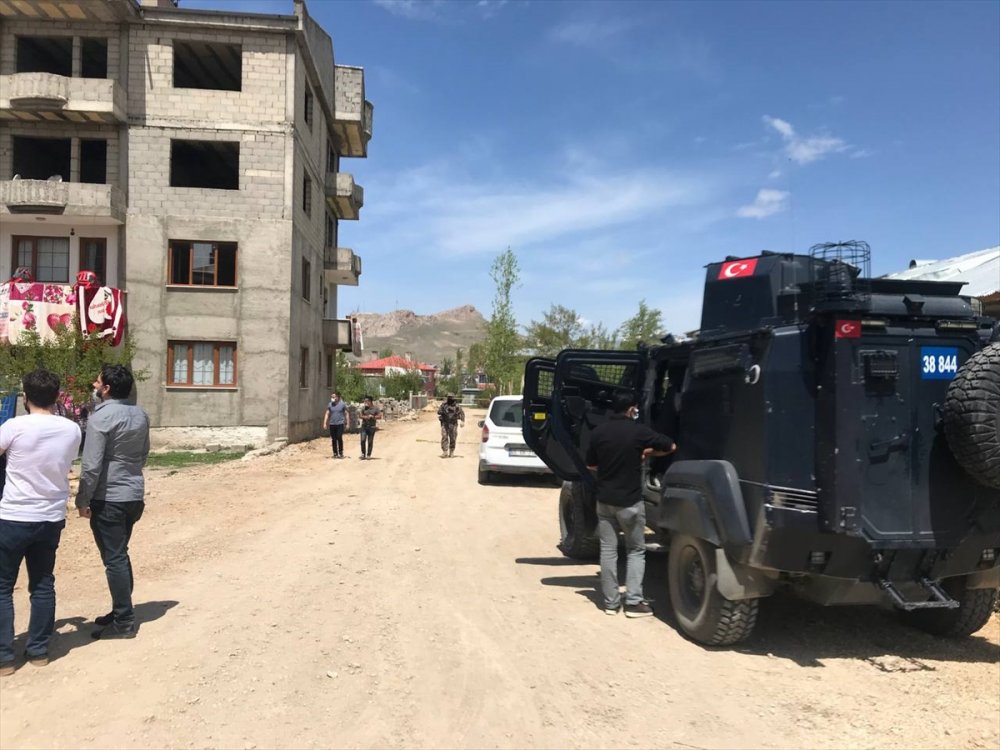 Van'da yanmış erkek cesedi bulundu