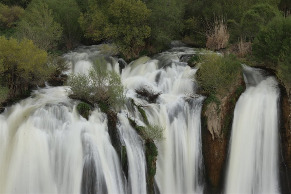 Muradiye Şelalesi'nde Kovid-19 sessizliği
